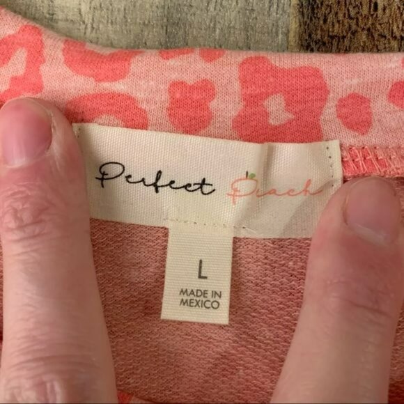 Perfect peach pink leopard print shirt with ruffles on shoulder - L NWOT - Picture 4 of 6